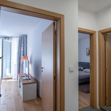 Stylishly Designed In Central With Parking Lejlighed