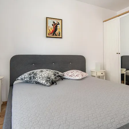 Stylishly Designed In Central With Parking Sofie